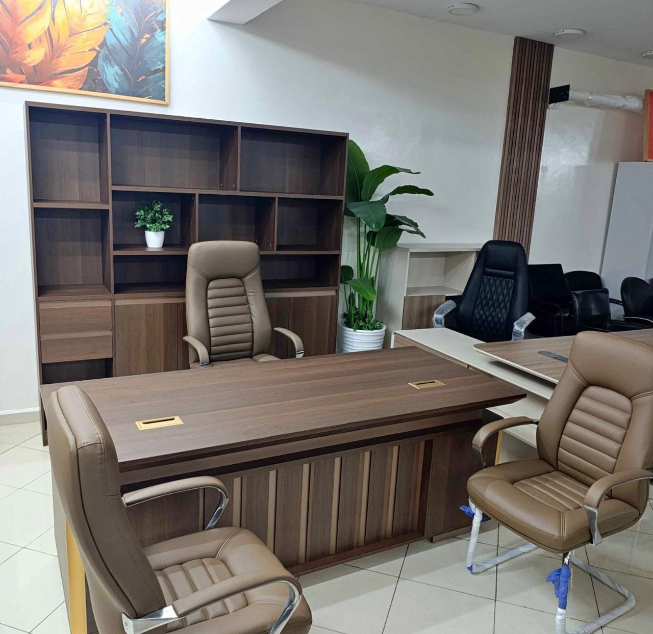 Bureau de direction premium en bois noyer avec bibliothèque intégrée