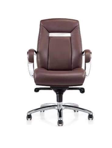 Fauteuil opérateur moderne F1325 marron avec accoudoirs et base métallique à cinq branches sur roulettes