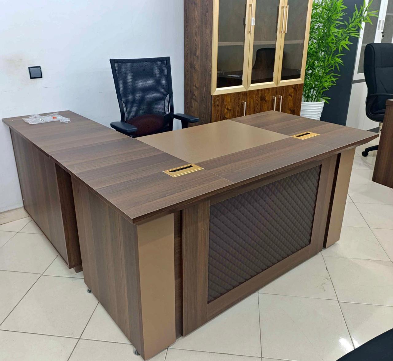 Bureau de direction Atlantic F1180 – finition noyer avec inserts dorés